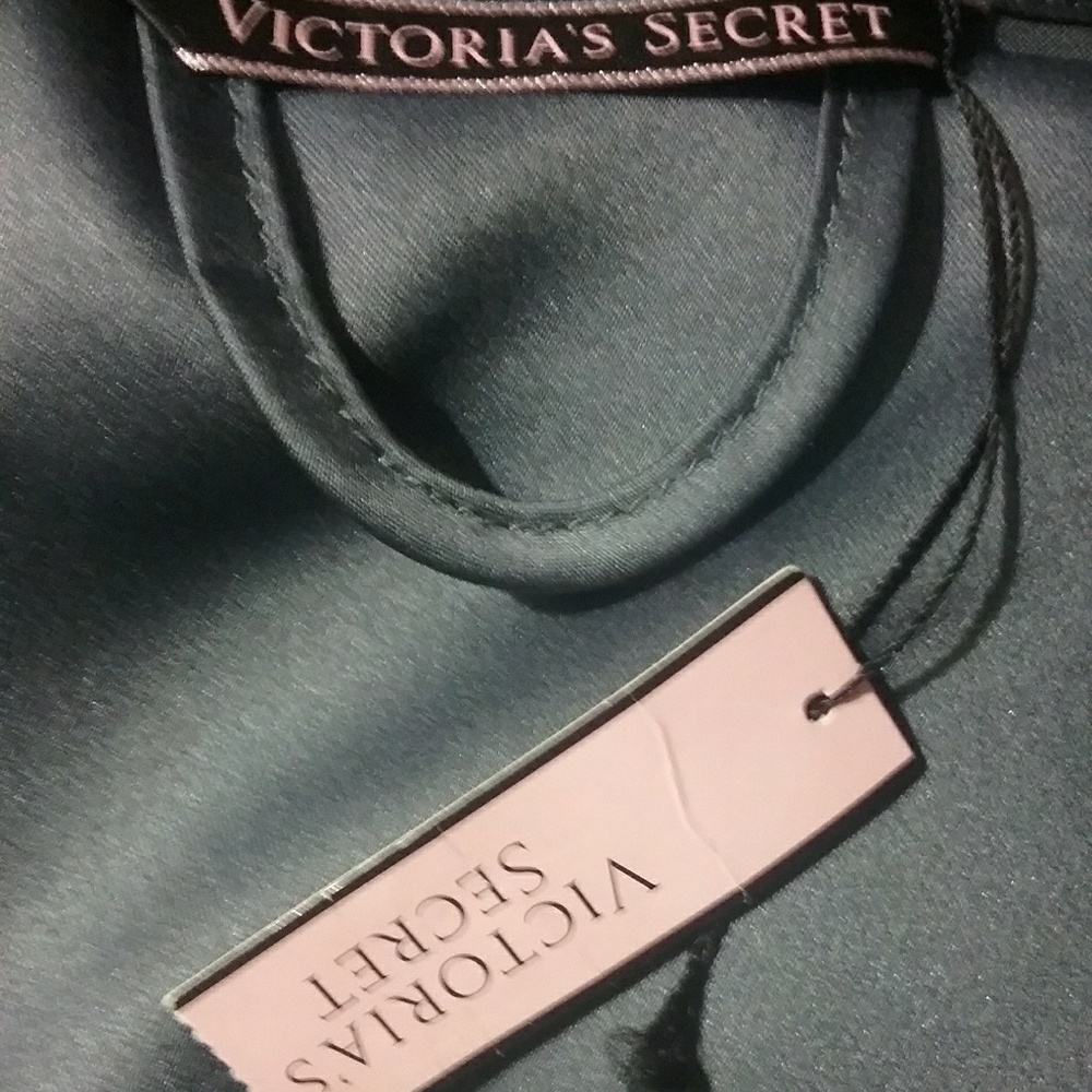 VS Satin Robe! - Picture 2 of 2